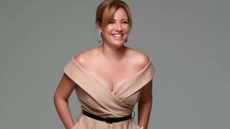 Η Μαριάννα Τουμασάτου στο θέατρο Άλσος: Αμακιγιάριστη με τα πιο αμφιλεγόμενα παπούτσια του καλοκαιριού