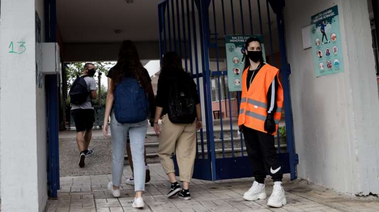 Άνοιγμα σχολείων: Διαφωνούν οι ειδικοί για την επιστροφή στις τάξεις
