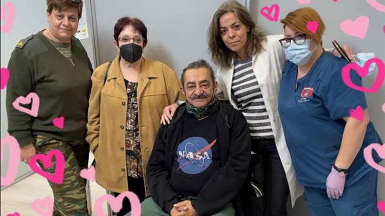 Αντώνης Καφετζόπουλος: Συνάντηση-έκπληξη με την Αλέκα Παπαρήγα στο εμβολιαστικό κέντρο, οι τρεις γυναίκες και η ΝASA