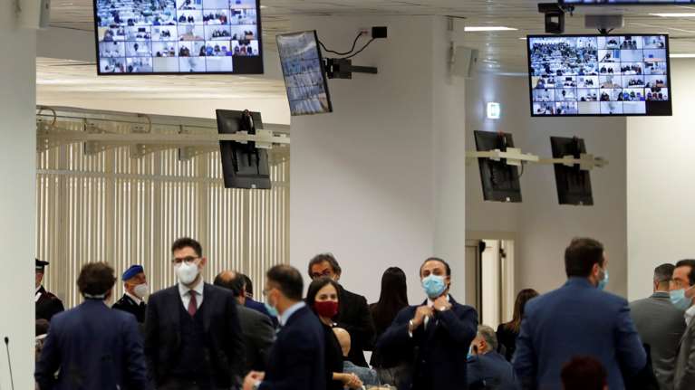 Ντραγκέτα: Εικόνες από τη μεγαλύτερη δίκη κατά της Μαφίας της Καλαβρίας: 350 μαφιόζοι στο εδώλιο, εννιακόσιοι μάρτυρες και 400 δικηγόροι