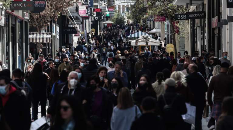 &quot;Καμπανάκι&quot; Εξαδάκτυλου: Σφίγγεται το στομάχι μας με τις εικόνες συνωστισμού - Οι 3 αδυναμίες των self tests