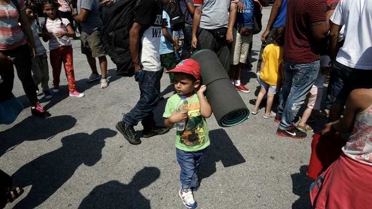 Συμμαχία εθελοντών στην ΕΕ παίρνει 1.500 ασυνόδευτα προσφυγόπουλα από τα ελληνικά νησιά