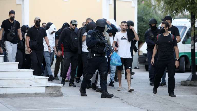 Απίστευτο: Οι φρουροί στο στρατόπεδο των ΜΑΤ δεν έβλεπαν το σημείο που έβαλαν τη βόμβα…επειδή δεν είχαν κλαδέψει τα δένδρα