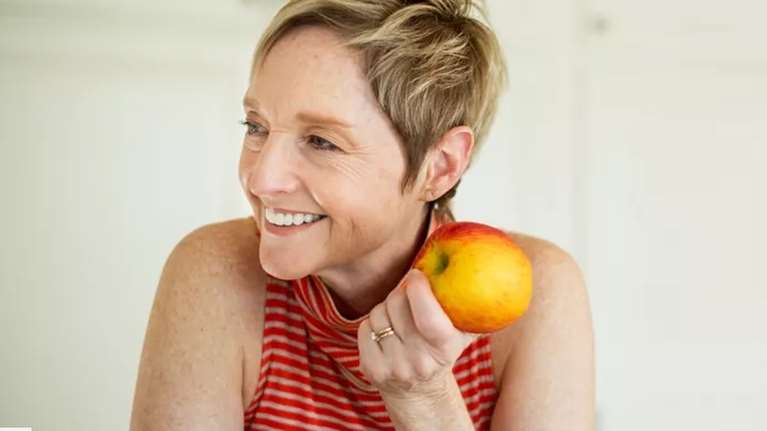 Η διατροφή σου στην εμμηνόπαυση: Πώς να τρέφεσαι σωστά για μια υγιή καθημερινότητα