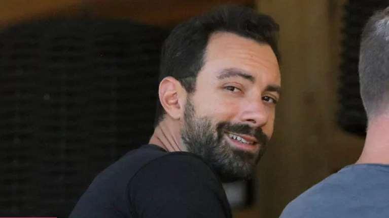 Ο Σάκης Τανιμανίδης έκανε το πρώτο του τατουάζ live στο "The Reunion"