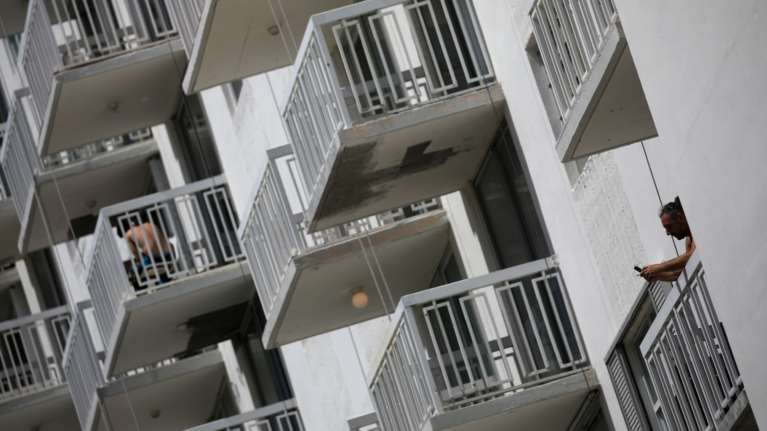 Ζώντας σε καραντίνα: Ζευγάρι θα τρέξει μαραθώνιο... στο μπαλκόνι του!