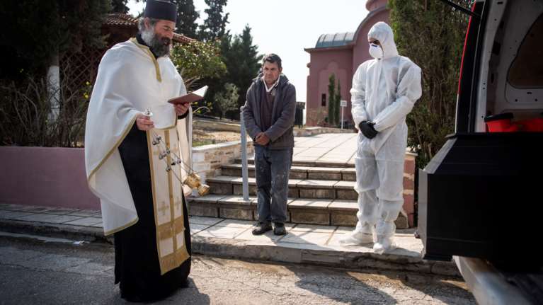 Ο Μιχάλης Κρέστας γράφει για την μητέρα του που την έχασε από τον κορονοϊό- Ηταν ο αριθμός 89