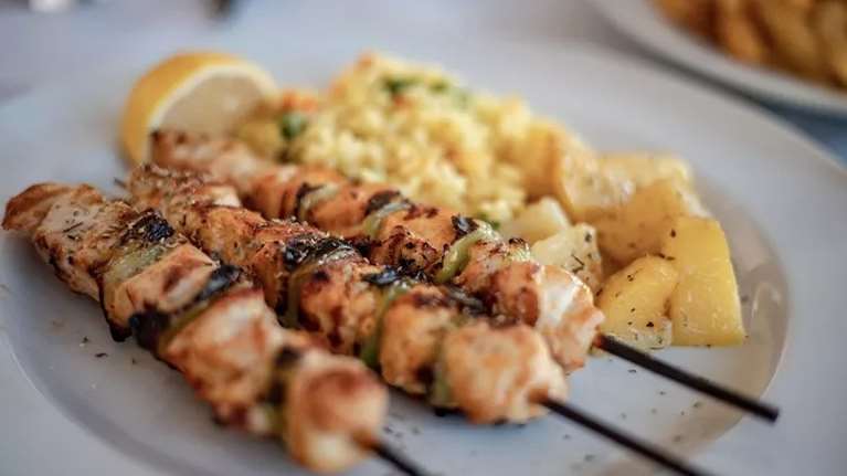 Καλαμάκι κοτόπουλο απ’ έξω: Πόσο υγιεινή επιλογή είναι τελικά;