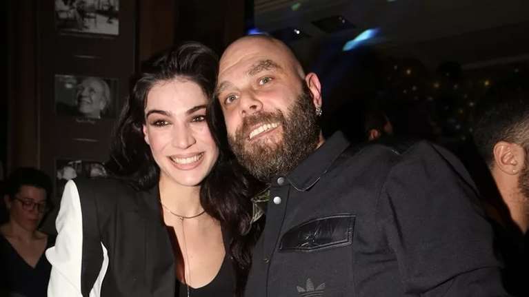 &quot;Πόσο ερωτευμένα την κοιτά&#39;: Το viral video με τον χορό της Ήβης Αδάμου και του Stavento