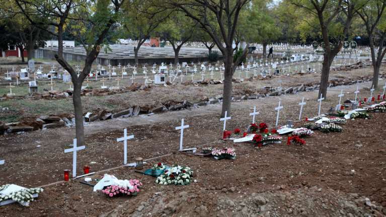 Απίστευτη υπόθεση στη Θεσσαλονίκη: Ξέθαψαν νεκρό μετά από μαρτυρία συγγενών ότι …κουνούσε τα μάτια του