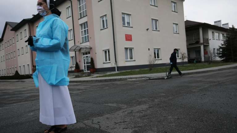 Κορονοϊός: Ανησυχία στην Ευρώπη για την έξαρση της πανδημίας - Σε καραντίνα και η Πολωνία