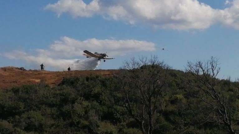 Ζάκυνθος:Οι φλόγες τύλιξαν το βουνό Σκοπός, στο χωριό Καλαμάκι [Βιντεο]