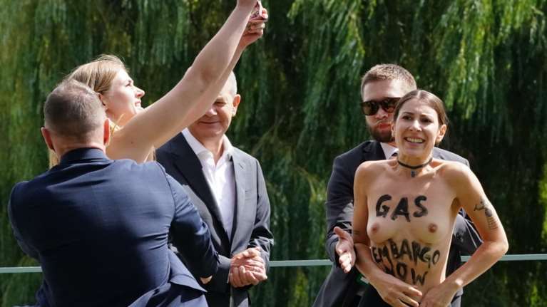 Γερμανία: Ακτιβίστριες έδειξαν τα... στήθη τους στον Σολτς - Εκπληκτος ο καγκελάριος [εικόνες]