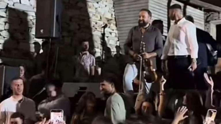 Η διακοπή ρεύματος δεν σταμάτησε το γλέντι στην Καρδιανή Τήνου: Το πήραν πάνω τους και ξέχασαν τo πρόβλημα