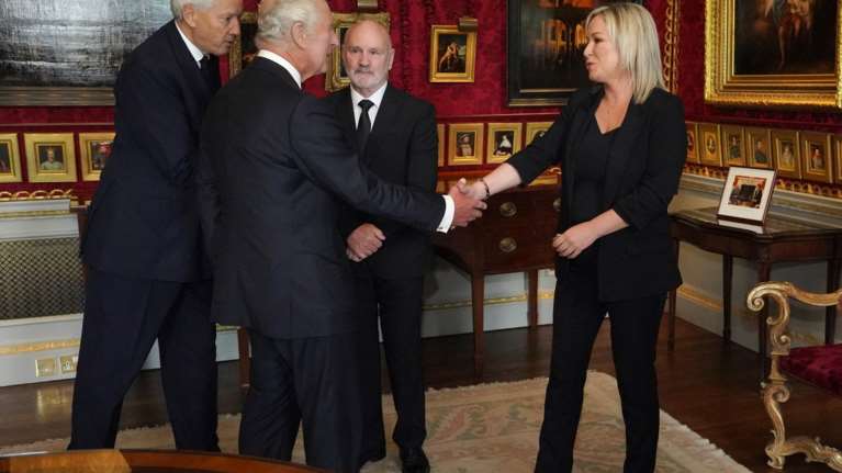 Βόρεια Ιρλανδία: Ιστορική στιγμή - Η χειραψία του Βασιλιά Κάρολου με την ηγέτιδα του Σιν Φέιν