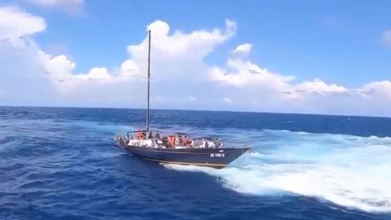 Κεφαλονιά: Καρέ καρέ η επιχείρηση του Λιμενικού σε ιστιοφόρο γεμάτο με μετανάστες {Βίντεο]