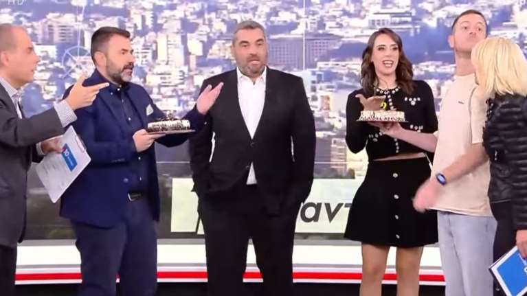 Μίνα Καραμήτρου: Με εκπλήξεις και γενέθλια άρχισε η εκπομπή - Δυο τούρτες, ευχές και αγκαλιές στο πλατό [βίντεο]