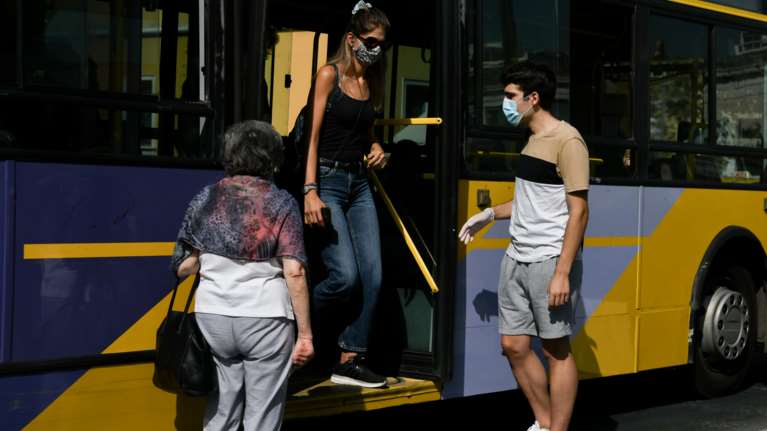 Αγιος Στέφανος: 15χρονος επιτέθηκε με πέτρες σε λεωφορείο και έσπασε τα τζάμια του - Συνελήφθη και η μητέρα του