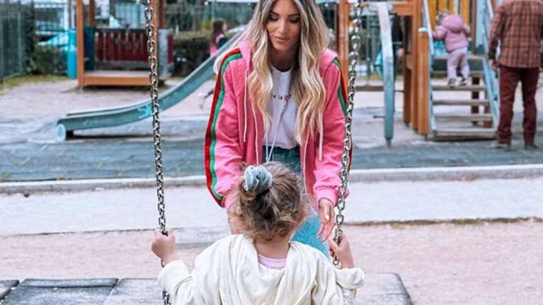 Σιέννα Μιχοπούλου: Η κόρη της Αθηνάς Οικονομάκου είναι fashion icon - Φόρεσε την απόλυτη τάση στα παντελόνια