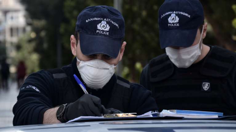 Νέα μέτρα πριν από το Πάσχα: Εξοδος μόνο με sms, χρονικό όριο στη βόλτα και περιορισμένος αριθμός εξόδων