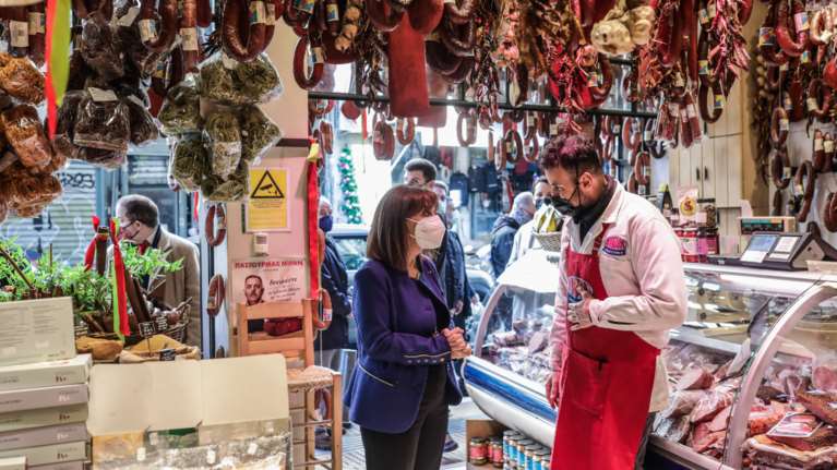 Κατερίνα Σακελλαροπούλου: Βόλτα για δώρα στο κέντρο της Αθήνας - Στάση στην Ευρυπίδου και γεύμα με συνεργάτες [Εικόνες]