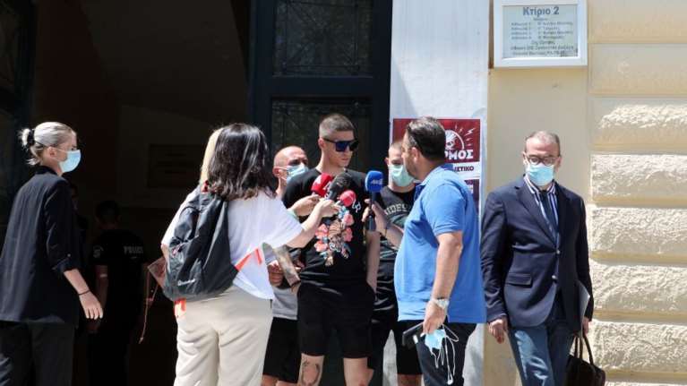 Trannos: &quot;Χαζούληδες εκεί στα κανάλια, εξυπνάκηδες με το ύφος το δύσκολο στην κάμερα&quot;