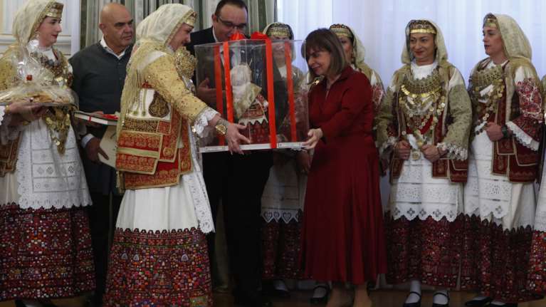 Πρωτοχρονιάτικα κάλαντα στο Προεδρικό Μέγαρο για την Κατερίνα Σακελλαροπούλου