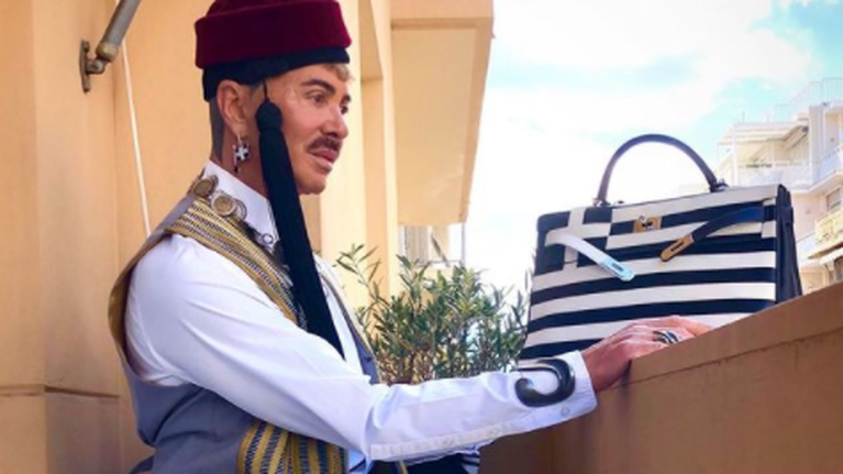 Ο Λάκης Γαβαλάς γιορτάζει την 25η Μαρτίου ντυμένος τσολιάς: Το σύνολο συμπληρώνει τσάντα στα χρώματα της γαλανόλευκης