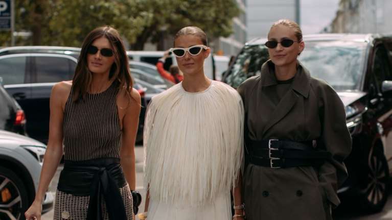 Τι κρατάμε και τι αποχωριζόμαστε από τη φθινοπωρινή γκαρνταρόμπα μας με βάση τα νέα fashion trends;