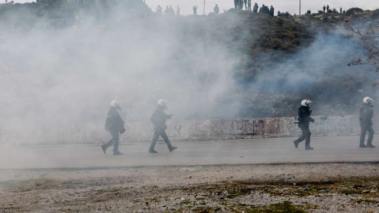 &quot;Μάχη&quot; στη Μόρια: Μαχαίρωσαν 19χρονο για ένα κινητό τηλεφωνο - Χημικά από τα ΜΑΤ για να χωρίσουν τους μετανάστες