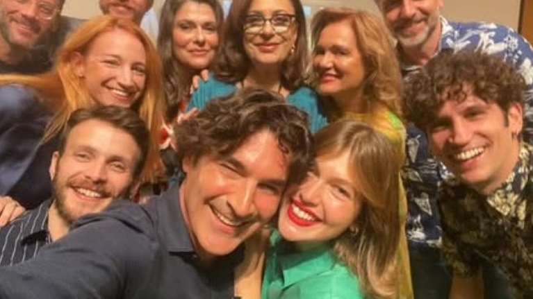 O Xριστόφορος Παπακαλιάτης υποδέχεται το καστ του Maestro στην υπέροχη κουζίνα του σπιτιού του