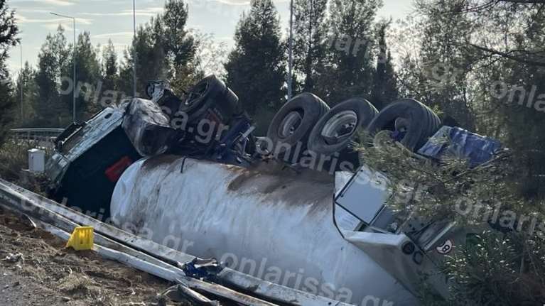 Λάρισα: Συναγερμός για ανατροπή βυτιοφόρου που μετέφερε εύφλεκτο υλικό - Ρίψη αφρού από 38 πυροσβέστες