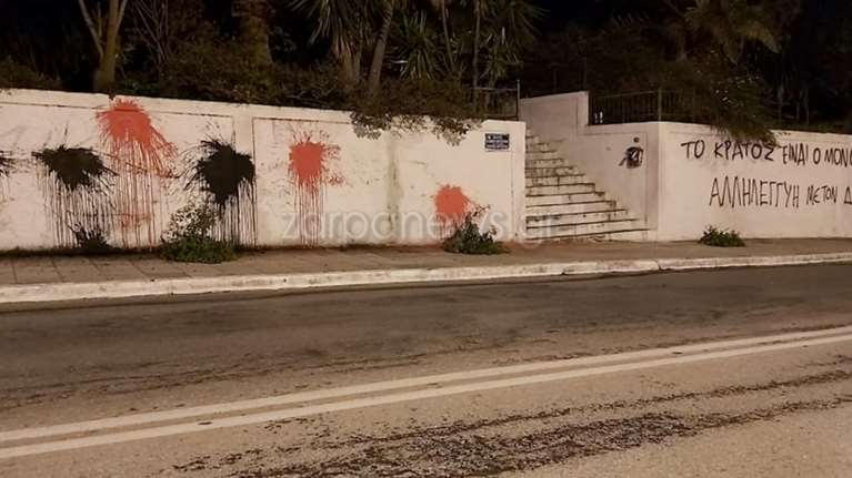 Χανιά: Τραμπούκικες επιθέσεις σε πολιτικά γραφεία και στο πατρικό σπίτι του πρωθυπουργού [Εικόνες]