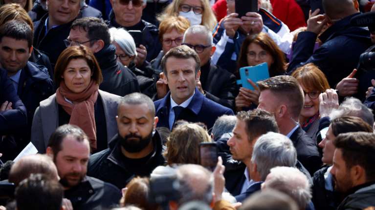 Προεδρικές εκλογές στη Γαλλία - Δημοσκοπήσεις: Εμανουέλ Μακρόν και Μαρίν Λεπέν περνούν στον δεύτερο γύρο