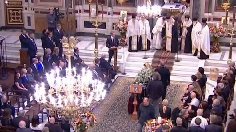 Διονύσης Σαββόπουλος: Με τη &quot;Συννεφούλα&quot; η πομπή για την ταφή - Μητσοτάκης: Υπήρξες χρονογράφος του νεοελληνικού ταξιδιού