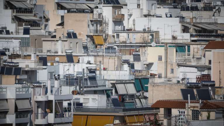 Σκρέκας: Παράταση κατά ένα έτος στην υποβολή δικαιολογητικών για τα αυθαίρετα