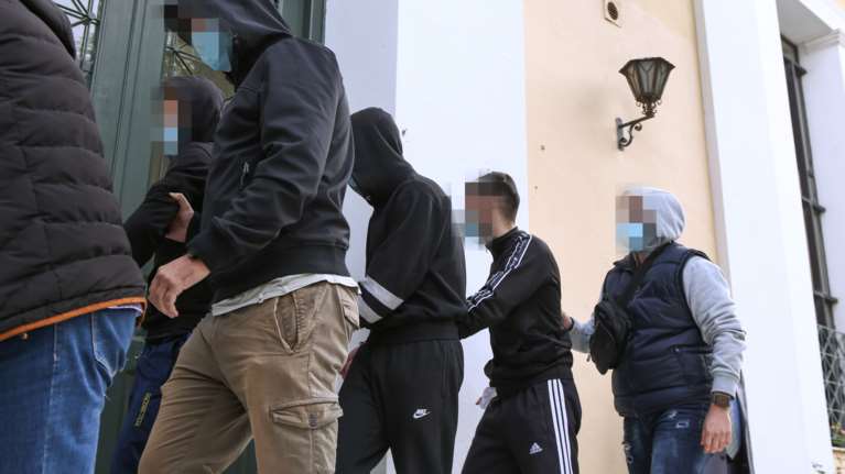 Kolonos hooligans: Προφυλακιστέοι κρίθηκαν οι τρεις ανήλικοι-μέλη της σκληρής συμμορίας ανηλίκων