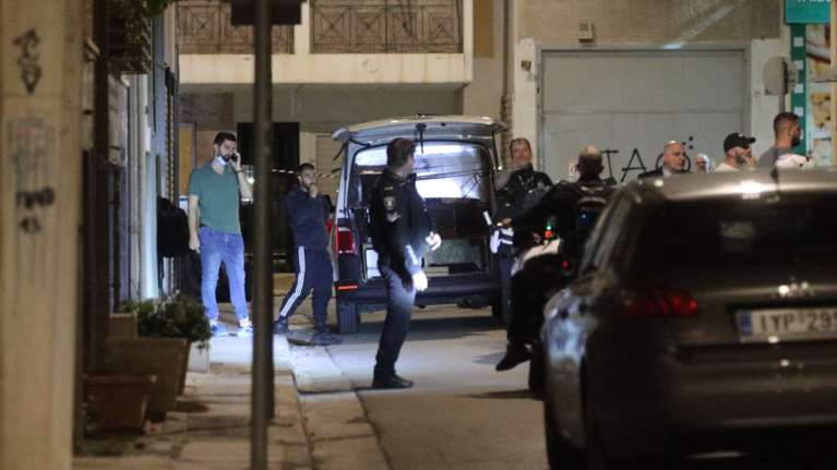 Εγκλημα στον Αγιο Παντελεήμονα: Τρίτο άτομο αναζητούν οι αρχές - Πού στρέφονται οι έρευνες