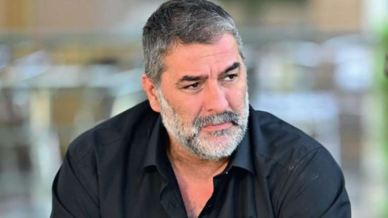 Αγνώριστος ο Βασίλης Μπισμπίκης σε θεατρική παράσταση του 2005