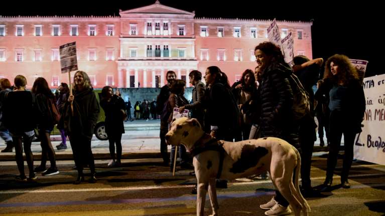 Βουλή: Ακυρώθηκαν τα πρόστιμα στις 9 γυναίκες μέλη φεμινιστικών οργανώσεων για την παρουσία τους στο Σύνταγμα