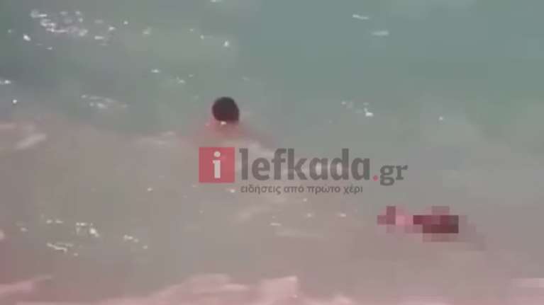 Λευκάδα: Η στιγμή που ναυαγοσώστες ανασύρουν τη σορό τουρίστα που πνίγηκε στο Κάθισμα [βίντεο]