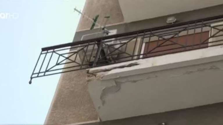 Παρ&#39; ολίγο τραγωδία στον Πειραιά: Αποκολλήθηκε κομμάτι από μπαλκόνι και έπεσε στον δρόμο