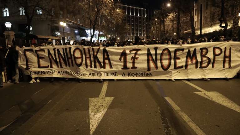 Έξαλλοι πάλι στον ΣΥΡΙΖΑ με το Δελτίο Ειδήσεων της ΕΡΤ- Χρέωσαν το πανό υπέρ Κουφοντίνα στη νεολαία του κόμματος