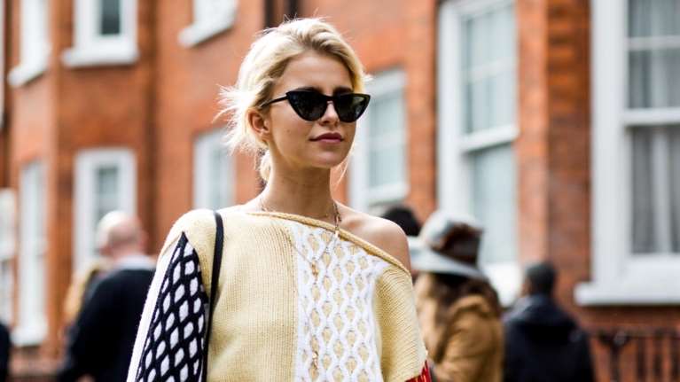 Αυτό είναι το τζιν "καμπάνα" που κολακεύει κάθε σωματότυπο