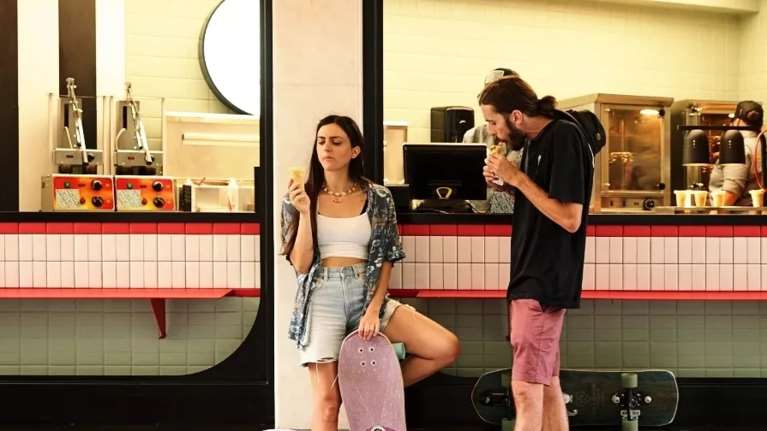 Σε έναν κρυφό δρόμο του κέντρου πίνεις spritz και τρως pizza cones αλλά και εκλεκτό brunch