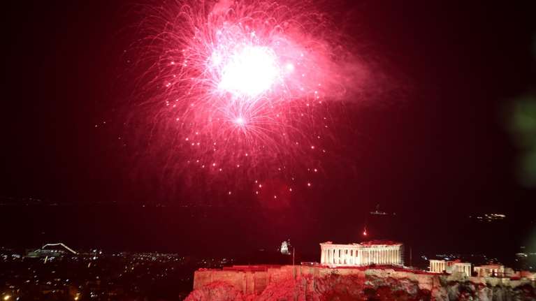 Στο Σύνταγμα με Μάριο Φραγκούλη και Γιώργο Περρή αλλάζει χρόνο η Αθήνα - Πάρτι στη Βαρβάκειο