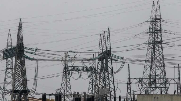 Επιδότηση ρεύματος και φυσικού αερίου: Αυξάνονται οι δικαιούχοι - Κατατέθηκε τροπολογία στη Βουλή