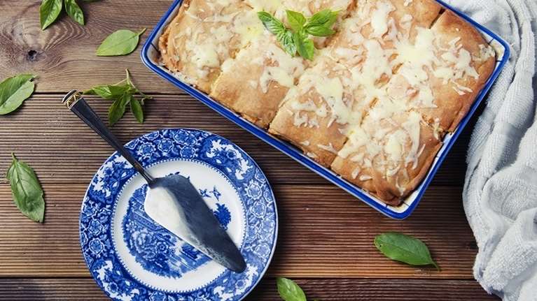 Πανεύκολη τυρόπιτα με γιαούρτι - Η σούπερ νόστιμη συνταγή για τραγανή τυρόπιτα ρολό