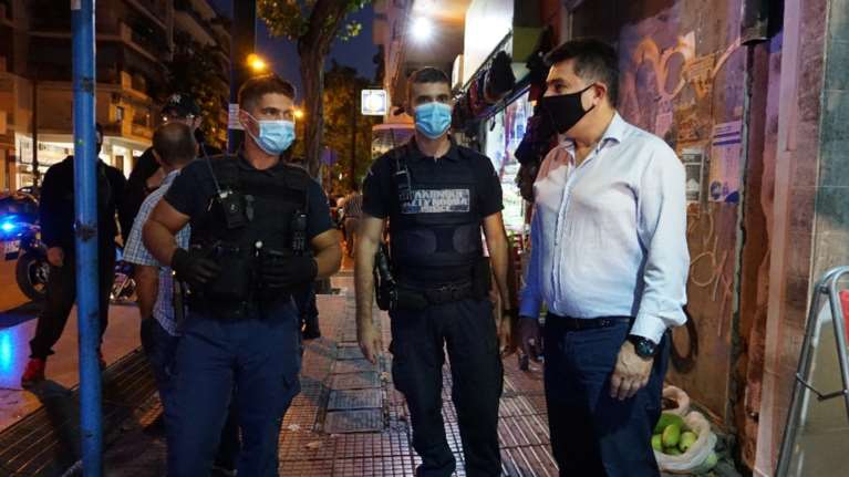 Αστυνομικοί έσπευσαν σε... υπεράσπιση υπευθύνων μπαρ που παραβίασαν το ωράριο