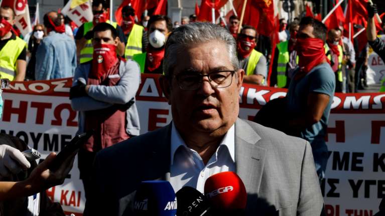 Το ΚΚΕ διαφωνεί με την πρόσκληση Ζελένσκι να μιλήσει στην ελληνική Βουλή- Γιατί θύμισε τους Ιταλούς και τον Μεταξά